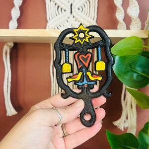 Vintage Wilton Pennsylvania Dutch Cast Iron Trivet Enamel Bird Design Footed‎ 5”